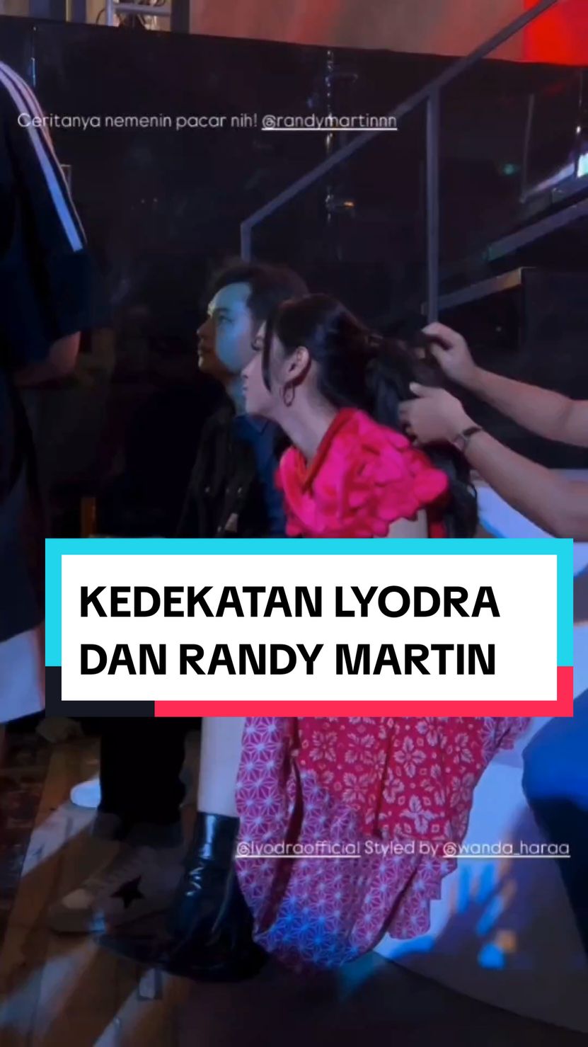 Kebersamaan Lyodra Ginting dan Randy Martin kembali menjadi sorotan publik setelah momen kedekatan mereka beredar di media sosial. Terbaru, keduanya saling suap-suapan saat menghadiri sebuah acara.