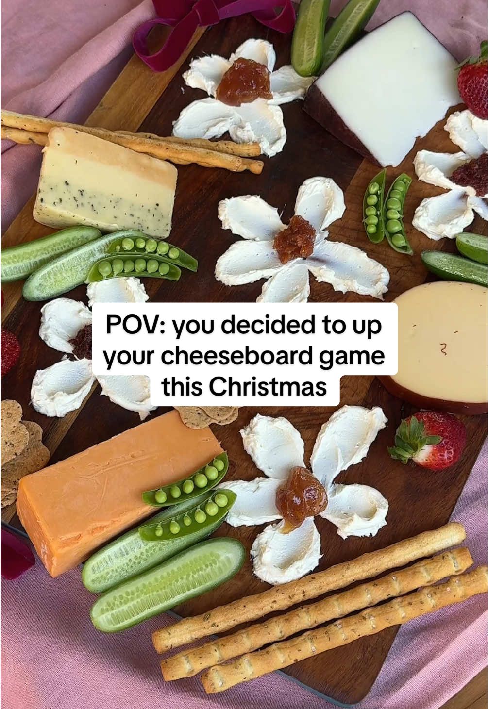 Impress your guests this Christmas 🎄🎀 So easy to throw together and looks super cute on any table! #christmaslunch #cheeseboard 