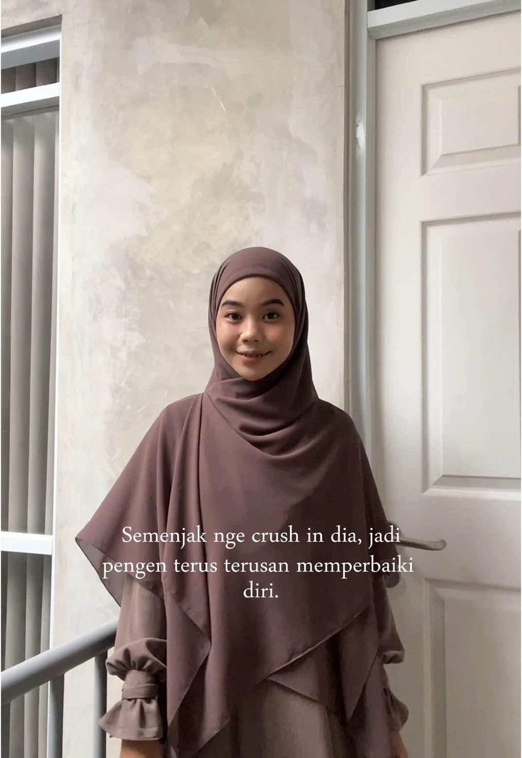 Terlihat tidak cinta, namun sangat mencintai anda 🙏🏻❤️ terlihat tidak nyaman tapi sungguh ini pakaian yg paling nyaman Details cari link di bio ya ·˚ ༘ ➜  • dress - caramel 695 • hijab - old grape 692 • bag 653