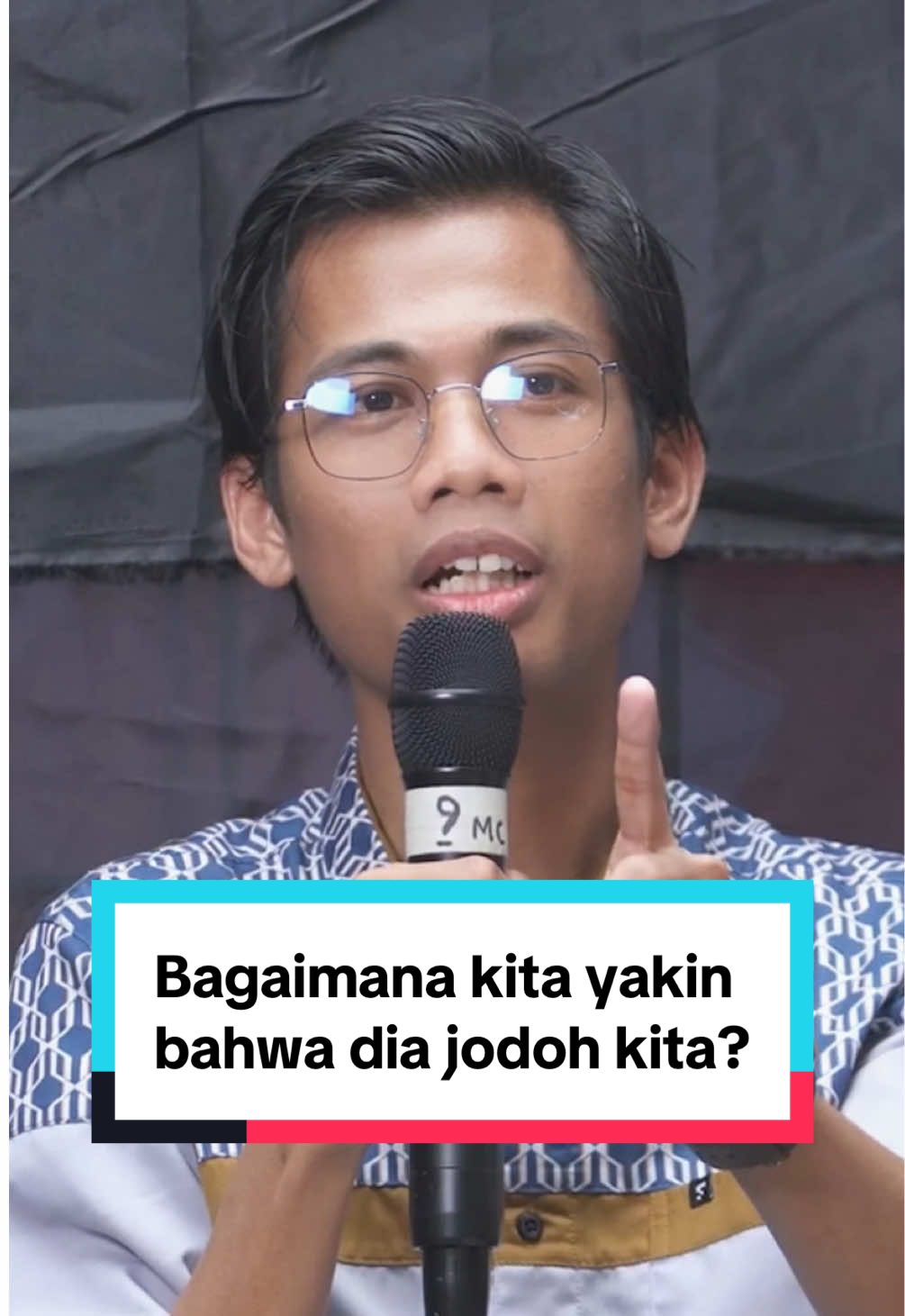 Beberapa waktu yang lalu dalam sesi bincang buku membahas buku “Sirkus Pernikahan” dan “Sebelum Harimu Bersamanya” di acara Fesmo, salah satu peserta menanyakan tentang bagaimana dulu saya mantap melamar Kalis. Tentu saja itu pertanyaan dengan jawaban yang sangat mudah. Hehehe. 