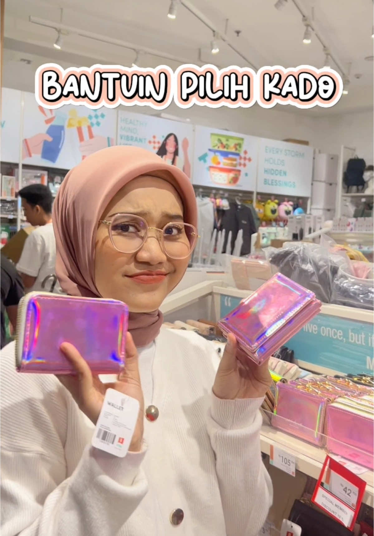 Bantuin aku pilih kado gaisss🤔 Saking lengkapnya disini sampai bingung mau beli apa buat tukar kado di akhir tahun nanti. Di @ataruindonesia @ataruofficial menyediakan: 👉🏻 Gadget 👉🏻 Accesories 👉🏻 Tumbler 👉🏻 Tempat Makan 👉🏻 Cushion 👉🏻 Dan prdouk home living lainnya Jadi aku tuh lagi di 📍Ataru ( Mall Living World Pekanbaru Lantai 1) Mana lagi ada promo serba 49rb, 99rb dan 149 rb yang berlaku sampai 31 Desember 2024🤑 So jangan bingung lagi kalo mau cari kado utk akhir tahun nanti dimana yaaa😉 #KamuPastiPerlu #ATARU #SimpleJoys #TukarKadoAtaru