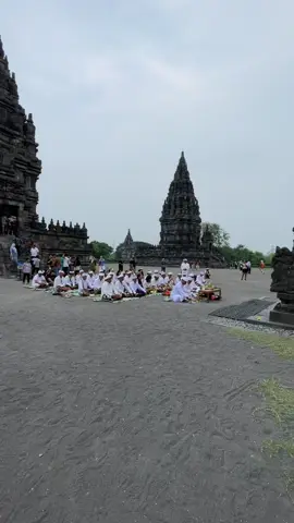 Dan candi prambanan tetap masih aktif digunakan untuk bersembahyang bagi umat hindu ya kak, jadi alangkah bijaksana jika ingin berkunjung ke candi dengan pakaian santun 😊