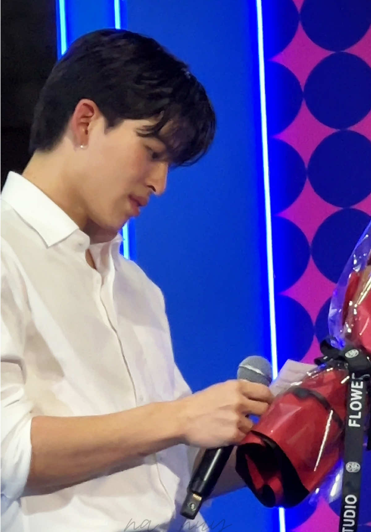 คุณณราลุคนักศึกษาถือช่อดอกไม้คือละมุนบอยมาก วาสนาใครคะ🥹🫣🫠 @ppnaravit  #imgivinggiftxpond #ppnaravit #pondnaravit #ปอนด์ณราวิชญ์ #fypシ゚ 