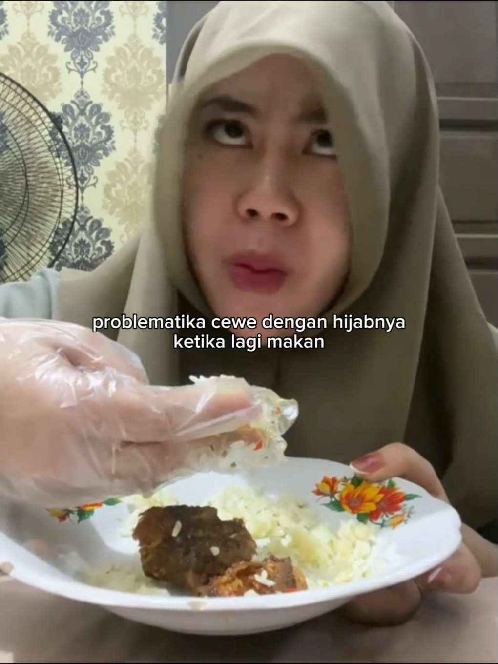 pov cewe kalo makan pake hijab segiempat. siapa yang tiap makan hijabnya turun mulu? #fyp #foryoupage #xyzbca #core 