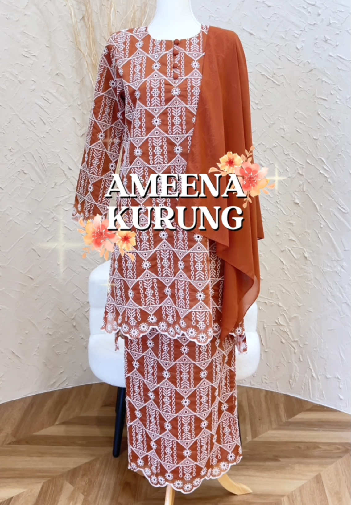 Ameena Kurung in Bronze Brown✨ Lawa sangat colour ni korangg😫 rugi tau siapa yang tak grab nanti! Yang paling penting design Ameena Kurung ni sangat menawan tau😍 peminat embroidery cepat kumpul dekat sini sebab STOCK SANGAT TERHAD TAU‼️ Jangan lupa Register Live Event Sekarang🫰🏻 Psstt korang nak tak tengok semua warna Ameena Kurung? Kalau nak comment 