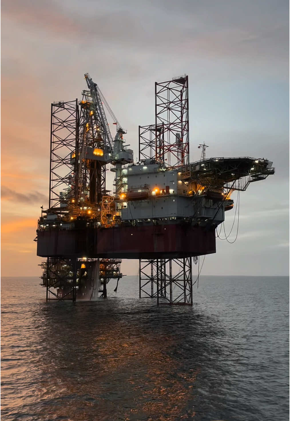 Rig Tasha Dia kapal tapi berkaki Bisa berlayar Tapi tidak bisa berlari #offshorelife #offshore  #oilrig #oilfield #rigtasha  #storypelaut #pelaut #logindo  #pertaminahulumahakam 