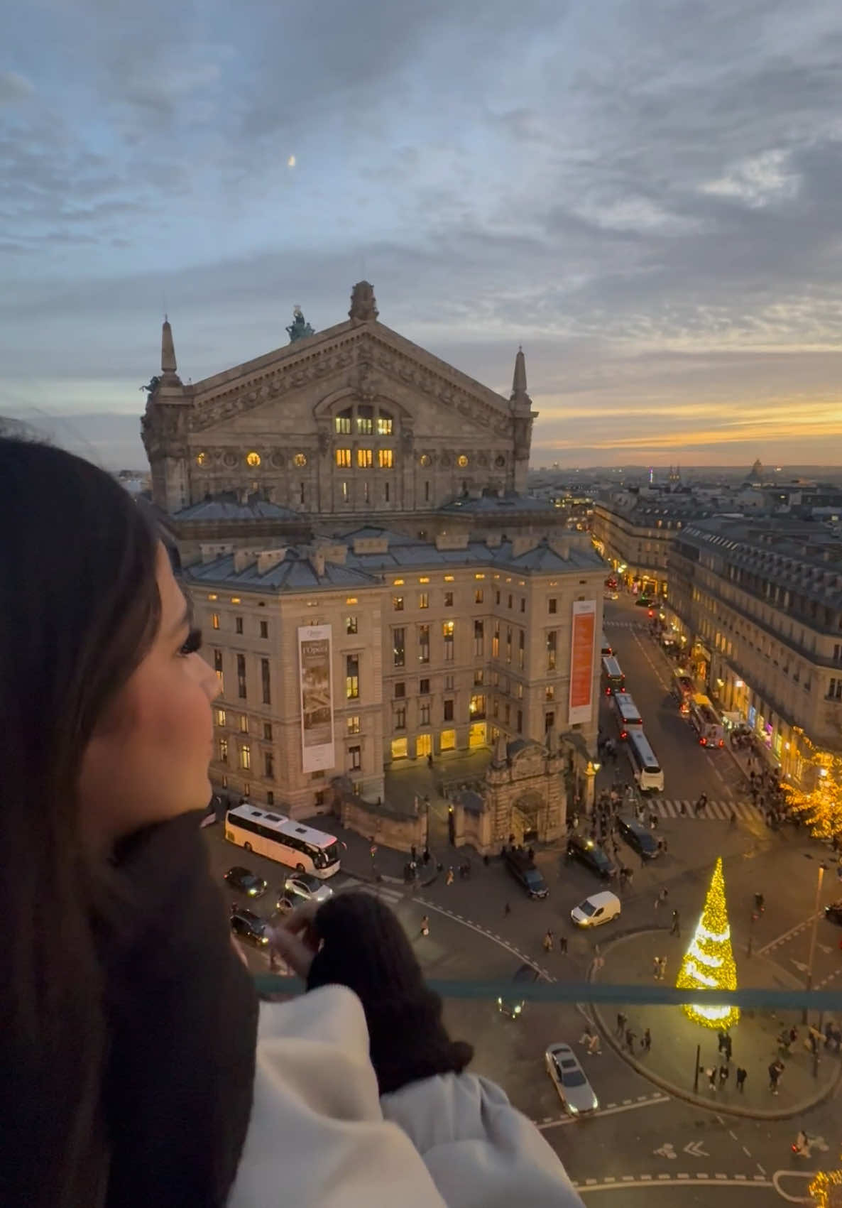 Le rooftop des Galeries Lafayettes >>😍✨✨ #fyp #pourtoi #paris #lafayette #galerieslafayette #rooftop  #sunsetlover #toureiffel  Vue panoramique   Coucher de soleil Noel Fetes Decoration de noel Christmas Sunset Paris Toureiffel Terasse Luxe