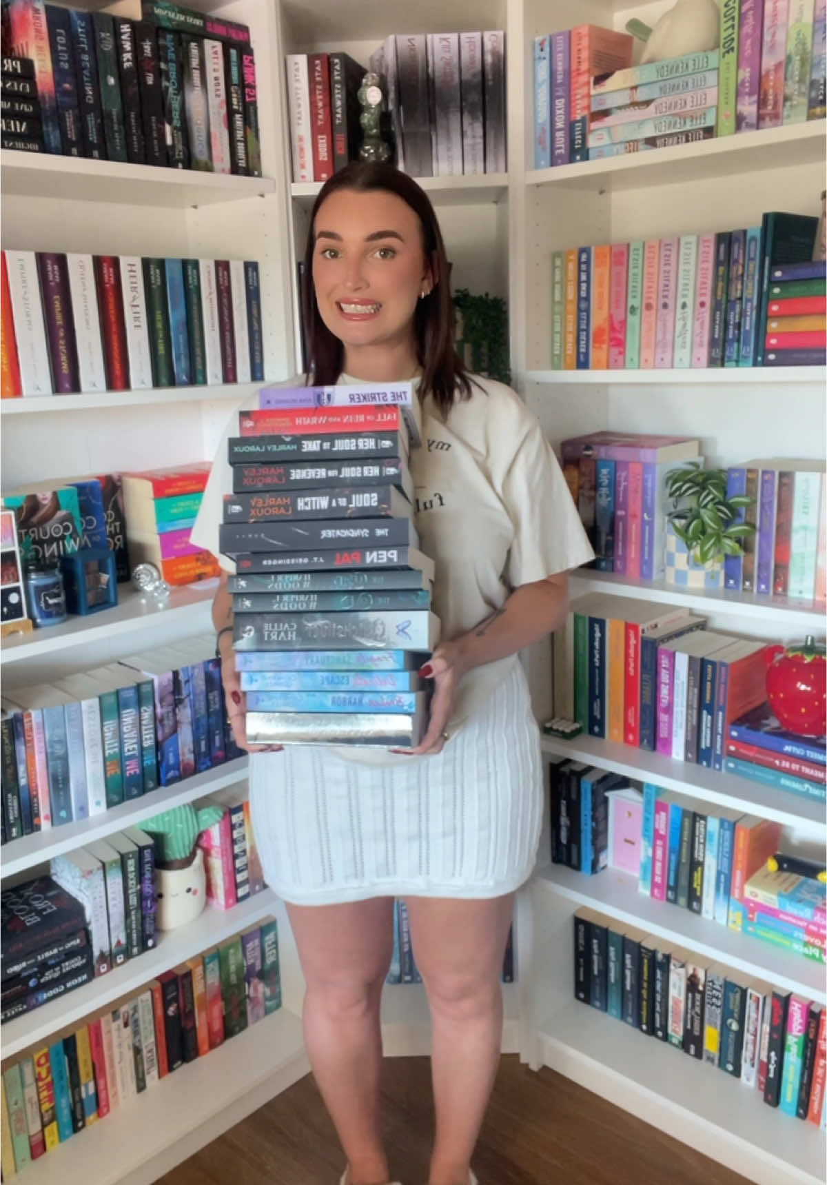 let’s reorganise my shelves but lets make it chaotic xoxo 🥴 #BookTok #booktoker #booktokaustralia #aussiebooktok #aussiebooktoker #bookworm #bookworm #bookish #fyp #bookshelves #bookshelf