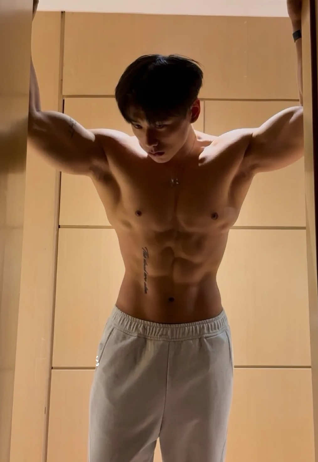 Sau lớp áo anh có gì #traidep #hotboy #trainhahangxom 