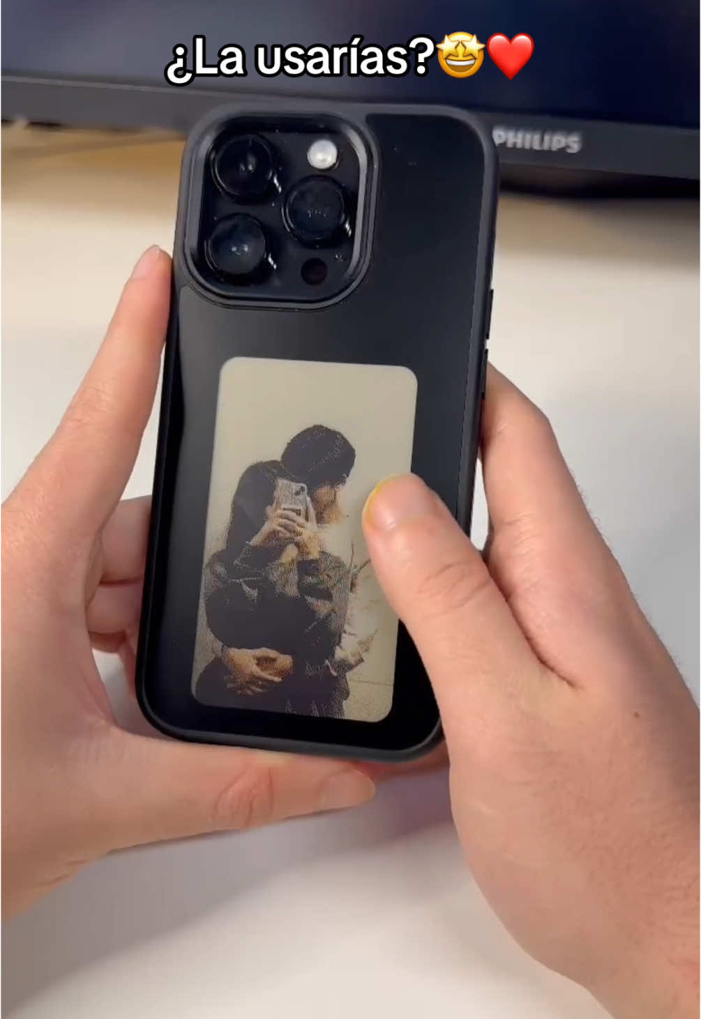 Crees que vale la pena?🤭 #funda #fundas #iphone #fundaspersonalizadas #fundaiphone #fundademovilpersonalizada Funda con pantalla integrada para iPhone, no necesita bateria y se conecta via NFC atraves de la app. Perfecta para regalar a tu pareja y presumir de ella. Disponible en 2 colores y para iPhones modernos.