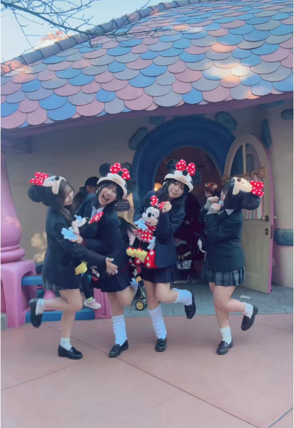 全く知らない子と秒で仲良くなた❤️🖤❤️🖤❤️🖤さすが夢の国#夢の国 #disney #ディズニーランド 