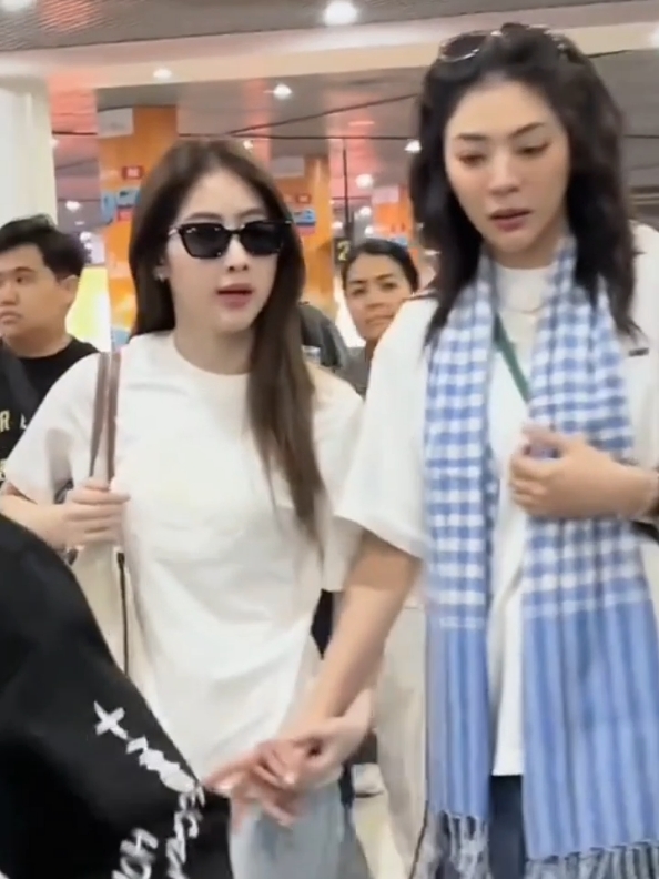 FayeYoko moment holding hand together. #fayeyoko #fayeyokointerfan #fayeyokoblanktheseries #fayeyokomalaysiafans #faye_malisorn #yokoapasra #thailand 