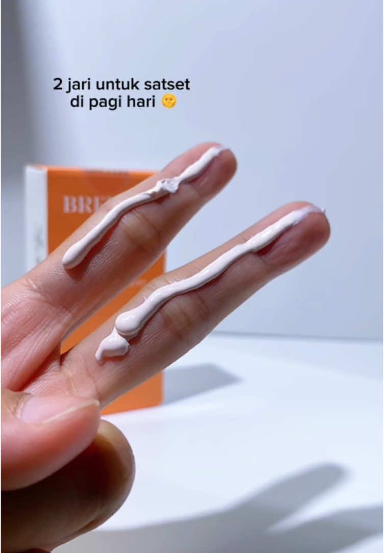 Tim satset pagi pagi mana nih ? Ud paling bener ga sih sunscreen feat vit c di pagi hari adalah combo gaperlu didebat ✨ @Breylee.id orange Blossom Sunscreen Vitamin C aman buat sensitive skin start 13 taun yagesyaaa  #sunscreen #vitc #sunscreenreview 