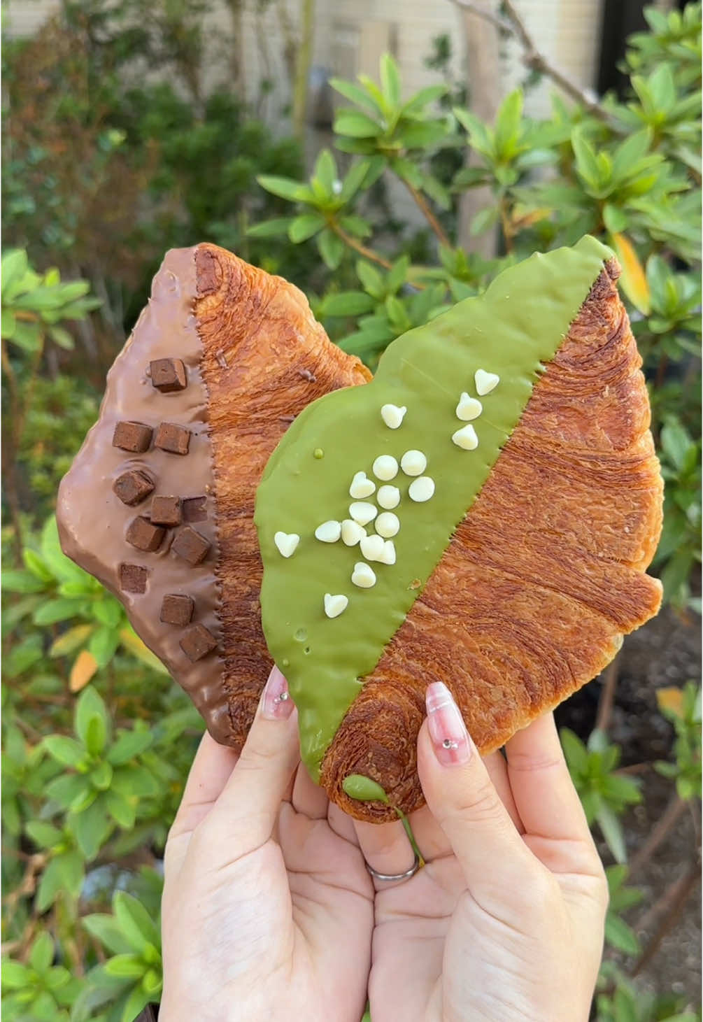 クロワッサンを潰したパリパリパン🥐 ◎ ぺったんこクロワッサン　280円 ◎ 抹茶×ホワイトチョコ　340円 ◎ ミルクチョコ×生チョコ　340円 ◎ ホワイトチョコ×ラズベリー　340円 【店舗名】Le GOLDEN CROISSANT 【住所】大阪府大阪市淀川区塚本２丁目２５−７ 【アクセス】塚本駅から徒歩1分 【営業時間】24時間 【定休日】なし 【予算】￥1,000～￥2,000 #大阪グルメ #japanesefood #tiktokfood 