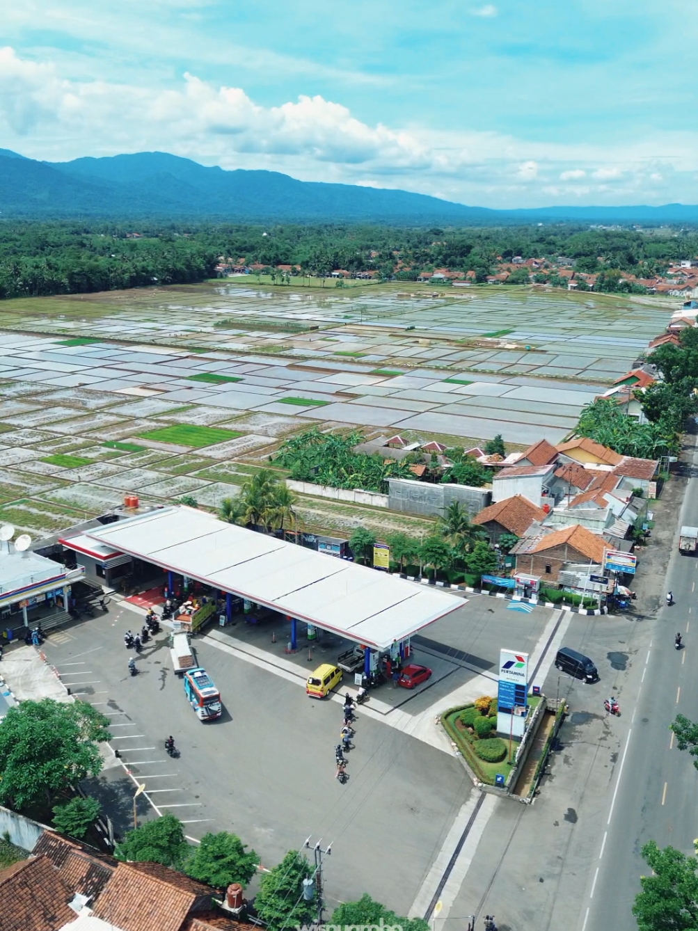 Dimulai dari nol ya, itulah kata-kata yang sering diucapkan petugas SPBU. Sama hal nya dengan hidup, semua dimulai dari nol, bahkan kadang ada yang dari minus. 📍SPBU Kaliwinasuh , Banjarnegara #spbupertamina #kaliwinasuh #banjarnegara #dronevideo #fyp 