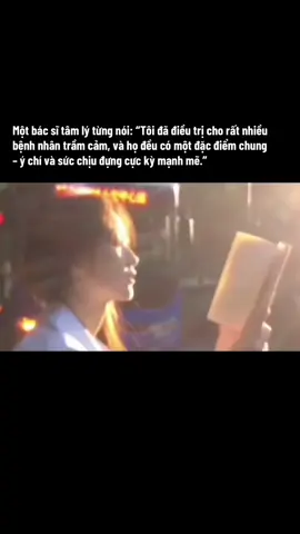Một bác sĩ tâm lý từng nói: “Tôi đã điều trị cho rất nhiều bệnh nhân trầm cảm, và họ đều có một đặc điểm chung – ý chí và sức chịu đựng cực kỳ mạnh mẽ.” Điều này có thể khiến nhiều người cảm thấy bất ngờ. Đặc điểm này đồng nghĩa với việc khả năng kiểm soát của tâm trí rất mạnh mẽ. Nó buộc phải ra lệnh cho nội tâm và cơ thể, hoàn toàn phớt lờ những “phàn nàn” hay “phản kháng” của chúng. Nội tâm và cơ thể, sau một thời gian dài bị áp bức, không thể chịu nổi sự “thống trị độc tài” của tâm trí nữa, sẽ quyết định đình công hoàn toàn, không đáp ứng bất kỳ chỉ thị nào từ tâm trí. Lúc này, con người sẽ rơi vào trạng thái trầm cảm.#ngayhaconang #LearnOnTikTok #motivation 