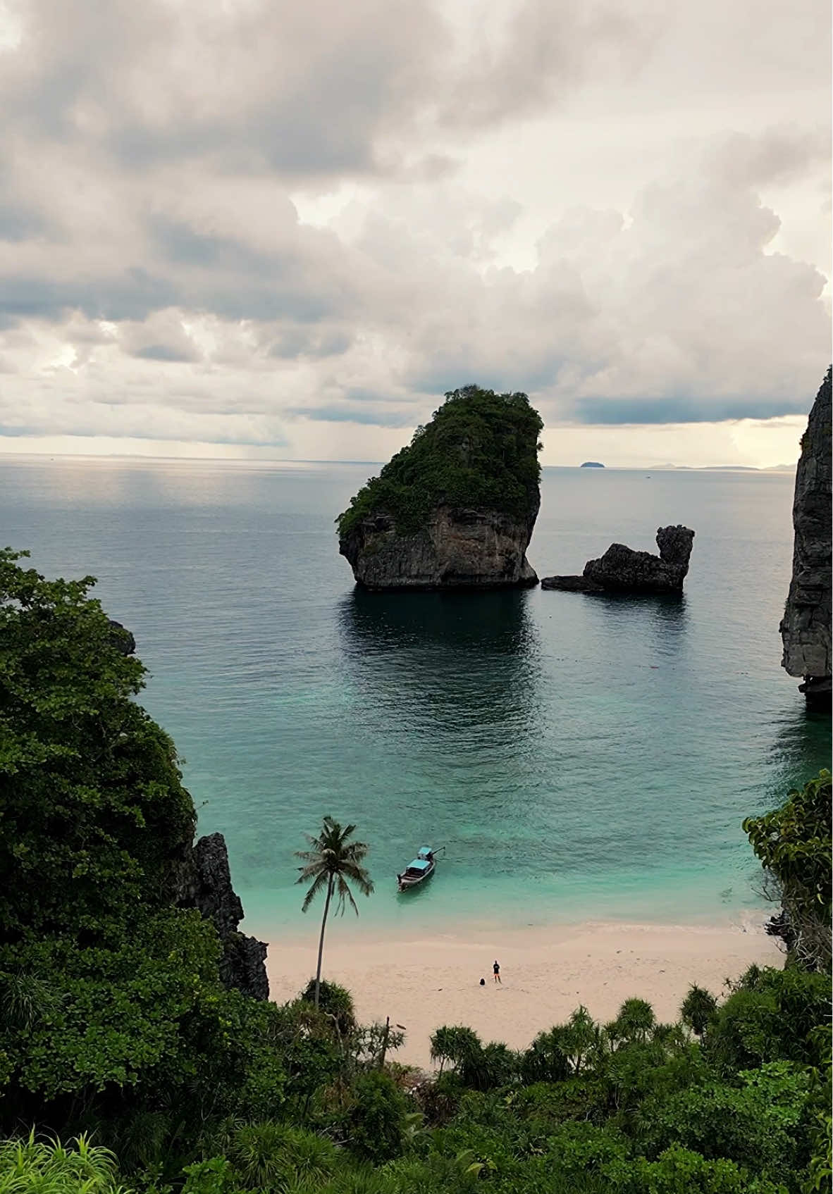 Even bad weather in Thailand has its perks: a beach all to myself 🏝️💦 📍Nui Bay - Phi Phi Island , Thailand 🇹🇭 . . #thailand #thailandtravel #krabi #phiphiisland #kohphiphi #beachvibes #islandlife #tropical #nature #travel 