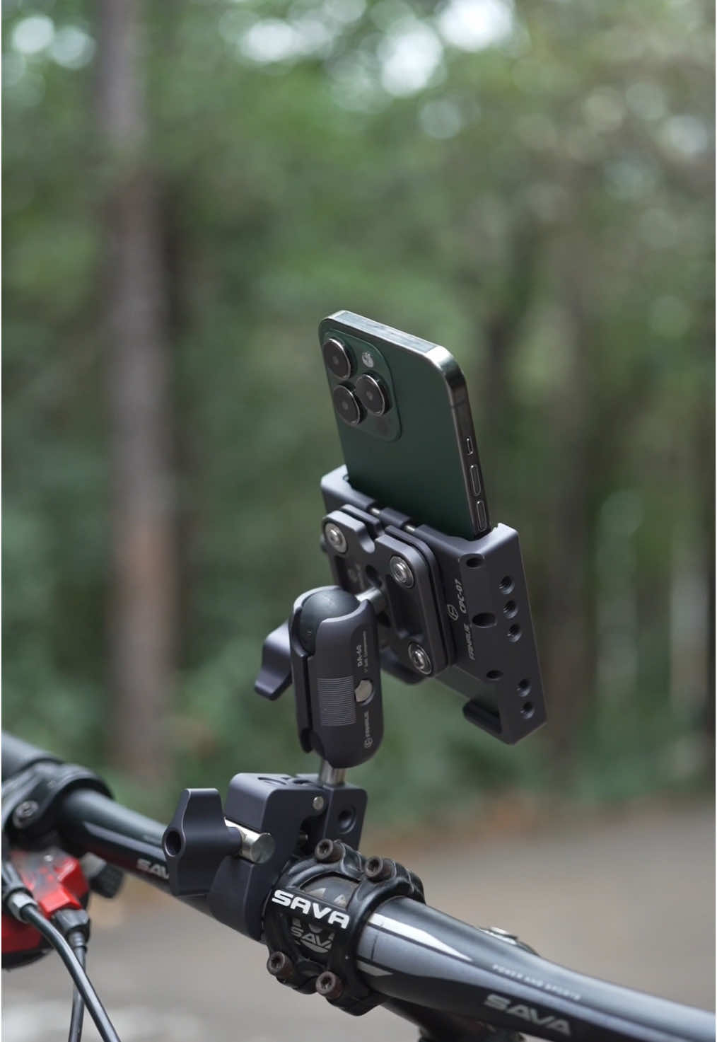 Ride with Confidence: FANAUE Phone Holder for Cyclists! #FANAUE  #fpy #outdoor #adventure  #PhoneHolder  #CyclingGear #ShockTest  #BikeAccessories #TechReview #CyclingLife #GadgetTest  #BikeRiding #PhoneMount #CPC09  #360Rotation  #CameraGear  #VlogEquipment  #Shockproof  #MobilePhotography #TikTokGadgets  #techreview 
