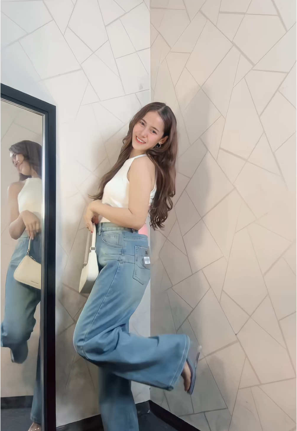 Nyari celana jeans highwaist yang bikin tubuh terlihat lebih ramping dan kaki jenjang? Ini dia solusinya! 🫶 Jeans ini cocok banget buat OOTD casual sampai semi-formal. Dijamin nyaman & nggak bikin sesak! 😍 Buruan check out sebelum kehabisan! 💥 #HighwaistJeans #OOTDJeans #CelanaJeansCantik #OOTDKekinian #JeansHighwaist #TrenFashion2024 #CelanaJeansWanita #TikTokShoppingID #FashionWanitaMurah #RekomendasiCelanaJeans #WIBGajianSale #WIBGajian 