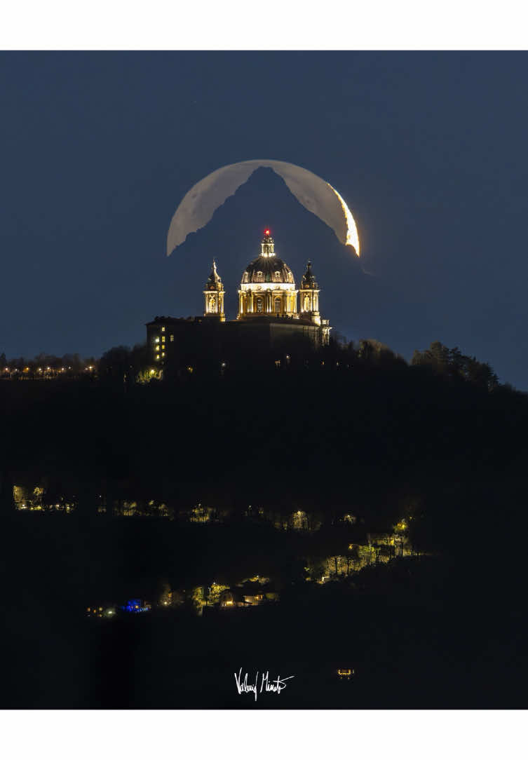 Superga, Monviso e falce di Luna, 1 anno dopo Sono passati 365 giorni dalla foto del mio allineamento: rinominata poi Cathedral, Mountain, Moon per l’APOD e così conosciuta in tutto il mondo.. si perché da quello scatto è successo qualcosa che non avrei mai potuto pronosticare.  Pubblicata sui miei canali il 16 Dicembre è diventata subito virale nei giorni seguenti, numeri che mai avevo raggiunto con i lavori precedenti. E poi è diventata Astronomy Picture of the Day a Natale.. e la situazione è letteralmente esplosa: sono arrivate le prime chiamate dai giornali, poi le TV e le radio nazionali, interviste e collegamenti in diretta dappertutto. Giorno dopo giorno le pubblicazioni hanno valicato i confini nazionali e poi continentali, una cosa davvero pazzesca, stupefacente ed inimmaginabile 🥹🫶🏻 Questa immagine ha scatenato il putiferio 😅 discussioni su discussioni, accuse e dileggi di ogni tipo. Ma la cosa più bella, emozionante ed incredibile è l’affetto, lo stupore, l’amore e i complimenti che mi sono giunti da voi, da chi mi conosceva già e chi invece è arrivato a me grazie a questa fotografia. Un fiume in piena di meraviglia. Ogni volta che la espongo in Piazza Vittorio mi emoziono e vedere le persone che passano, si fermano, la riconoscono e la spiegano a chi è con loro, raccontandone i dettagli e la realizzazione.  Tutto, incredibilmente, bello ❤️ Qui una parte del backstage, due inediti quando la Luna stava lentamente  scendendo e poi lei, nel momento più atteso 💘 #torinoèlamiacittà  #monviso #monvisounesco #moon #moonphotography #basilicadisuperga #piemonte #italy #apod 