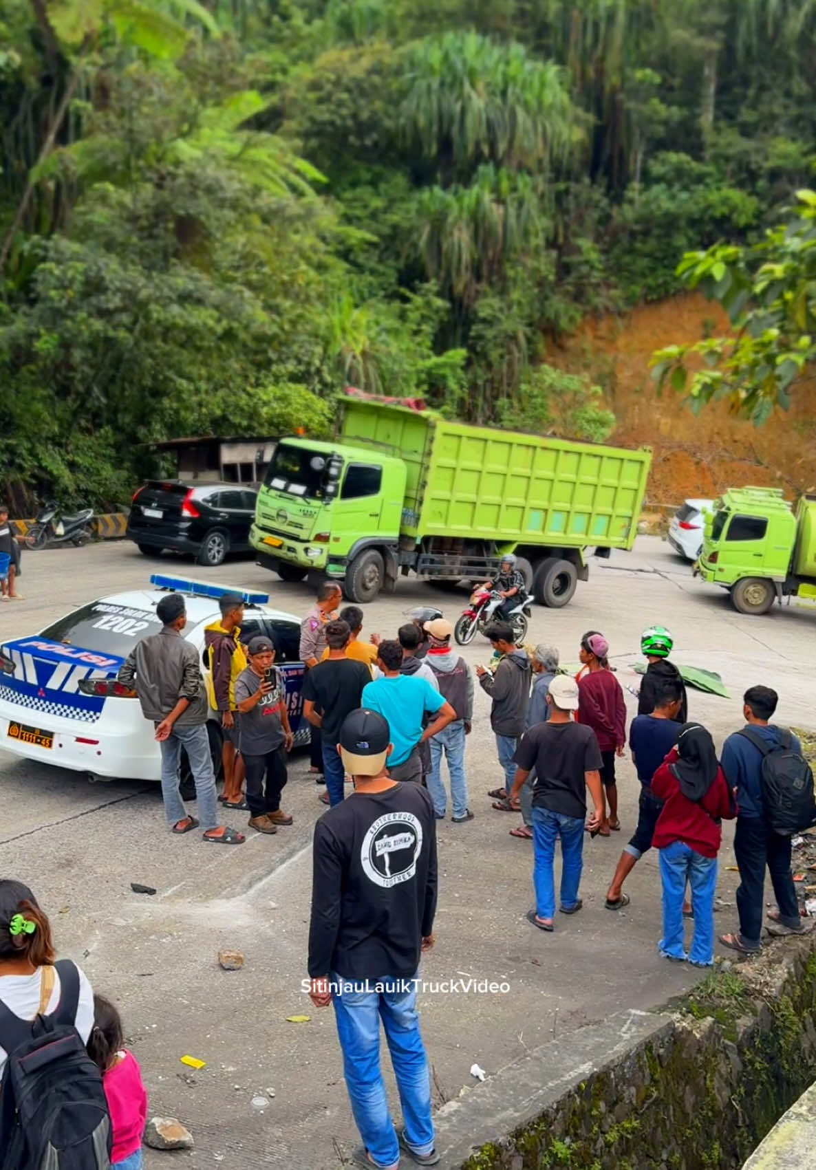 Sitinjau Lauik berduka. Truk lindas pemotor 2 orang MD ditempat Senin 16 Desember 2024.