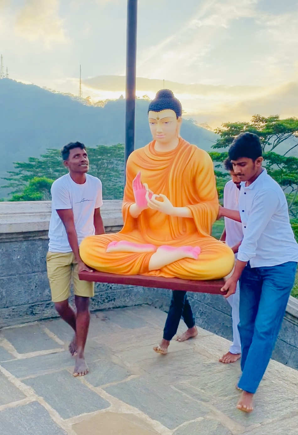 බුදුන් දැක නිවන් දකින්න මේ සංසාරේ 🙏💛🌼❤️🙏🇱🇰 #mgshehan #srilanka #italy #hanthanasandagiriseya 