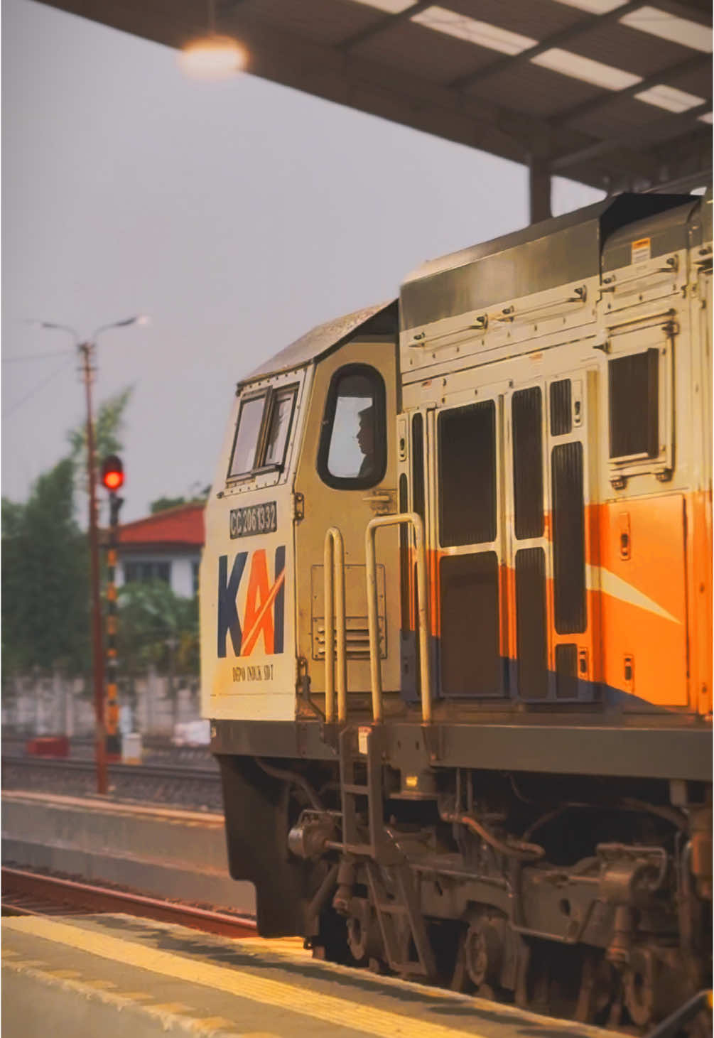 Rutinitas sore di Stasiun Randublatung #keretaapikita #fyp #fypシ #bcaxyz #4u #keretaapiindonesia #keretaapi #fypシ゚viral #blora24jam #lokomotif #cc206 #cc201 