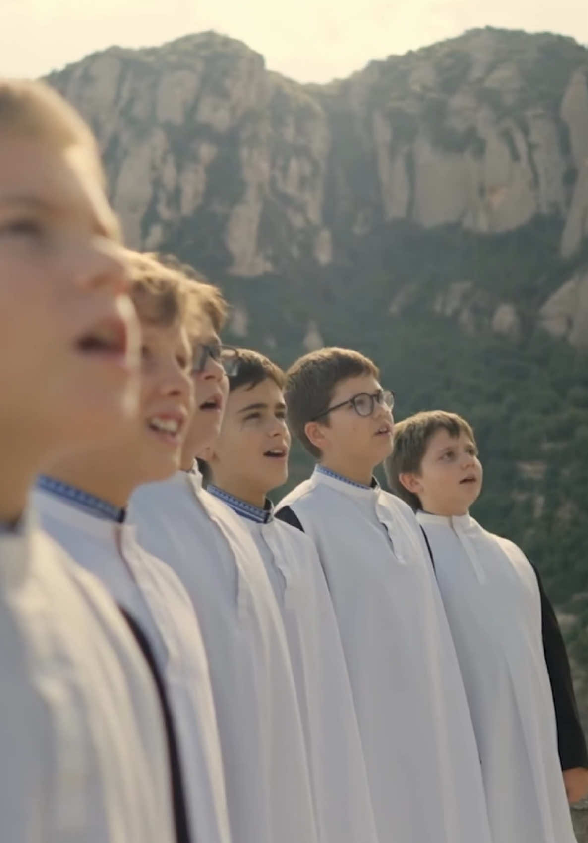 BON NADAL (La guerra ha acabat) - Escolania de Montserrat i @Miki Nunez  Us deixem aquí un fragment de la nostra participació a la Marató de @3Cat. El podeu trobar complet al nostre canal de Youtube. Aprofitem també per desitjar-vos unes Bones Festes! SENSE POR DE RES ❤️‍🩹 #escolaniademontserrat #estiktokat #fyp #edutok #johnlennon #parati #montserrat #lentejas #christmas 