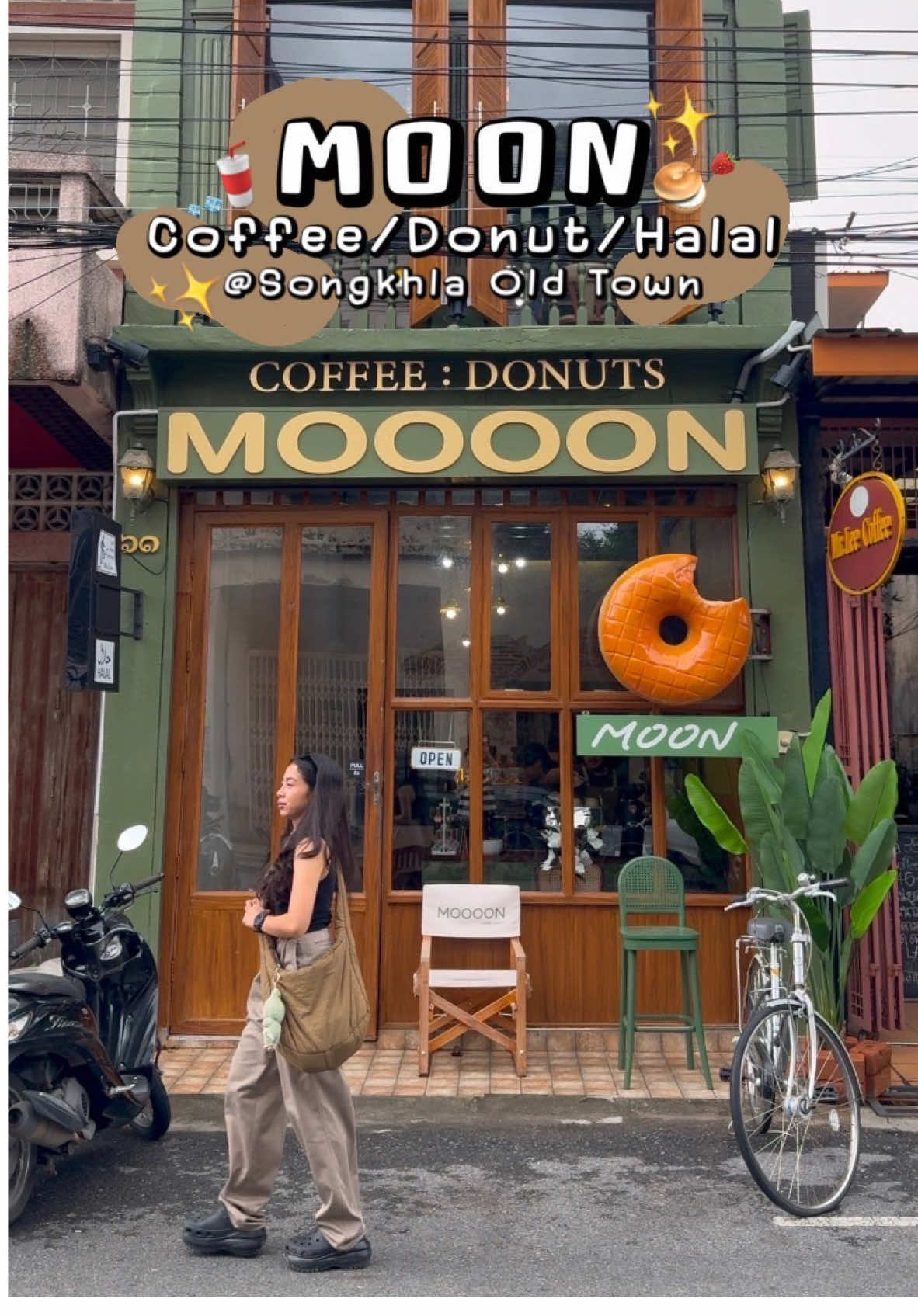 Kedai viral dan famous di songkhla mesti datang kedai ni “MOON DONUTS”  Jadi Kedai donut home made dan handmade , yg sy bagi Jadi kedai yg paling lazat dlm songkhla  ร้านไวรัลชื่อดังสงขลา ต้องร้านนี้เลย“ MOON DONUTS” เป็นร้านโดนัทโฮมเมดและแฮนด์เมด ยกให้เป็นร้านโดนัทที่อร่อยที่สุดในสงขลา Shop :  @Moon Donuts and Drinks حلال  Model : @its.nanss @Beer Heineken Woo  #donuts #moondonuts #donutshop #donuthatyai #songkhla #songkhlaoldtown #hatyai #hatyaithailand🇹🇭 #ย่านเมืองเก่าสงขลา #ร้านโดนัทหาดใหญ่ #คาเฟ่ย่านเมืองเก่าสงขลา #cafesongkhla 