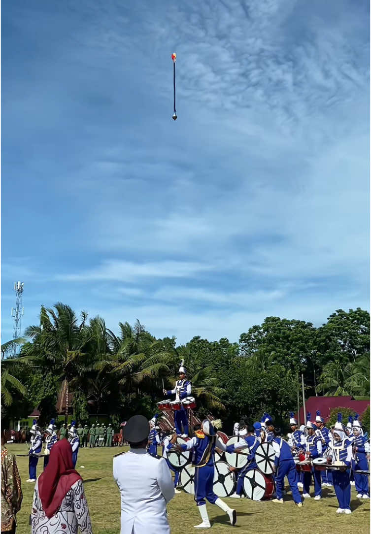 Jatuh itu biasa,tapi bangkit lagi itu luar biasa. Keren si walaupun gagal ataraksi yang pertama tapi yang lemparan kedua kali nya kece abisss 😎🤩 good job mayor GISEJA  #drumbandindonesia #drumband #fypage #fyp #drumbandgiseja #marchingband #giseja #gitasemerujaya #latihan #penatarama #mayor #mayordrumband #mayoret #penataramaakmil 