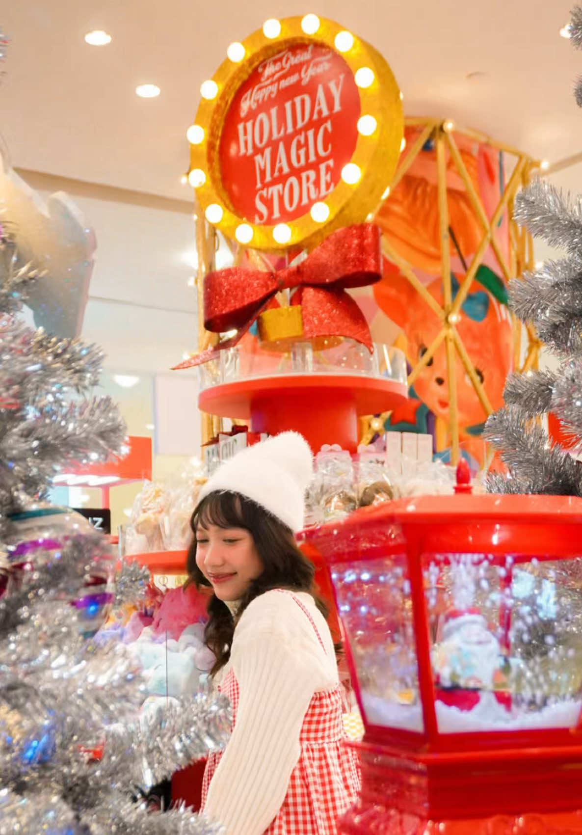 ไปถ่ายรูปคริสต์มาสแถมได้ซื้อของขวัญน่ารักๆกลับบ้าน ที่ Holiday Magic Store กัน!! ตั้งแต่วันนี้ - 5 มกราคม 2568 ที่ Emporium ชั้น 1 เท่านั้น #TMGHolidayMagicStore #TheGreatHappyNewYear 