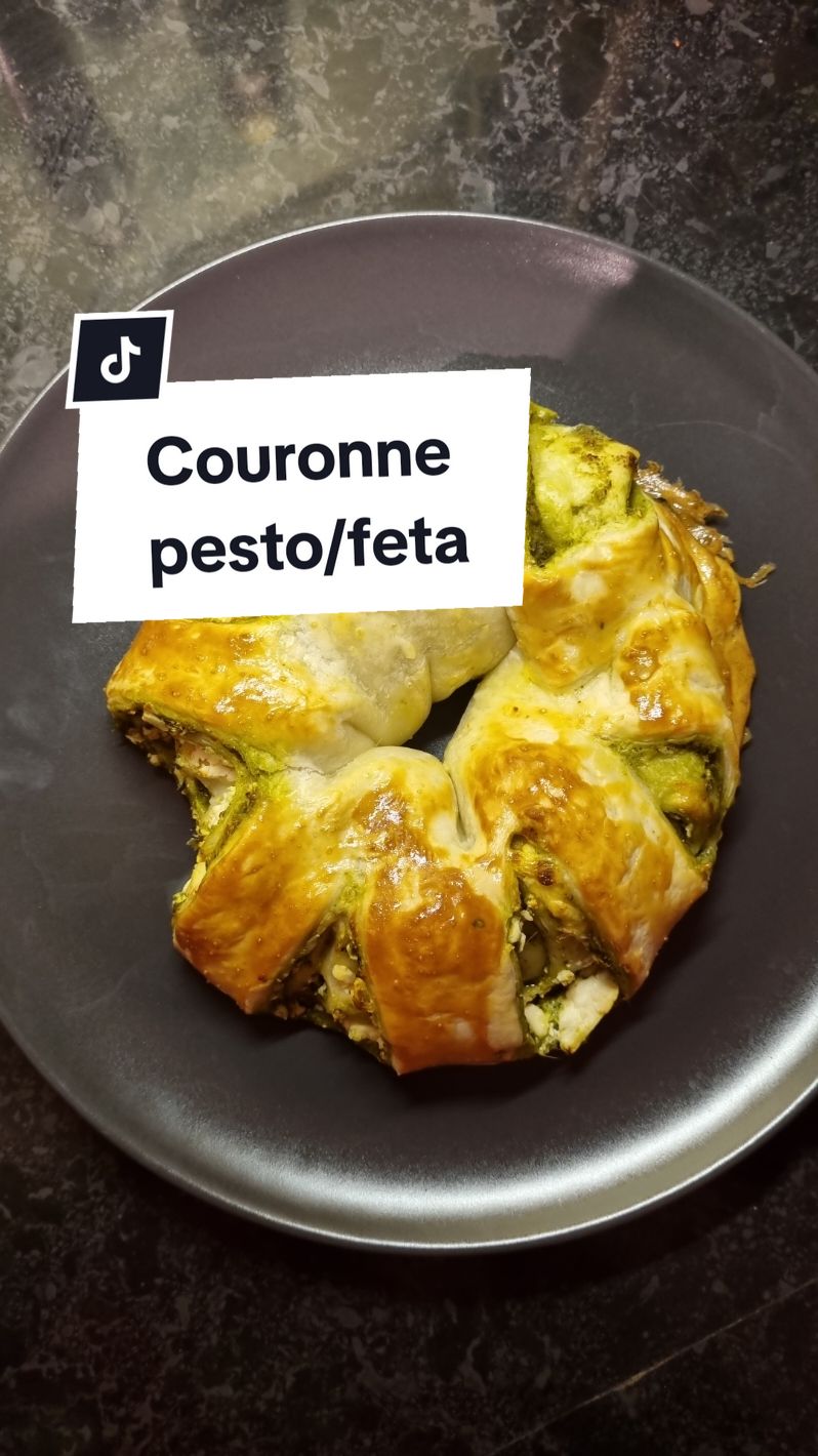 ✨️ Couronne pesto/fêta ✨️ Il te faudra :  1 pâte feuilletée (plutôt rectangulaire) 2 cas de Pesto  1/2 bloc de fêta Piment d'espelette 1 jaune d'œuf  En option sur le dessus des graines de sésame #pesto #christmas #noel #cuisine #couronne #feta #pestorecipe #apero #aperitif #recettefacile 