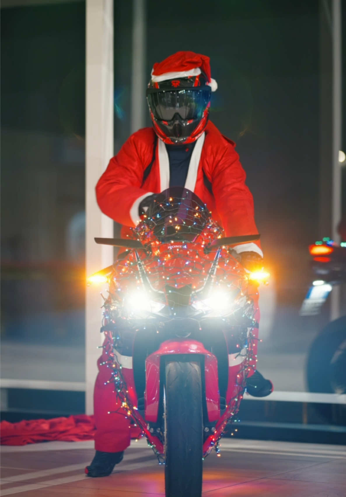 Santa Claus has changed his sleigh!🎅🏻🫎🎄 • • • • • • • • • • • • #honda #hondamotorcycles #hondamotoitalia #cbr600rr #hrc #alpinestars #hrchonda #neiperte #cbr600rr2024 #viralvideos #christmas #christmastime #christmastree #santa #santaclaus #funnyvideos #ruroc #rurochelmets #winter #night@kb.creativee @Honda Moto Italia @Ruroc Helmets @Honda Motorcycles 