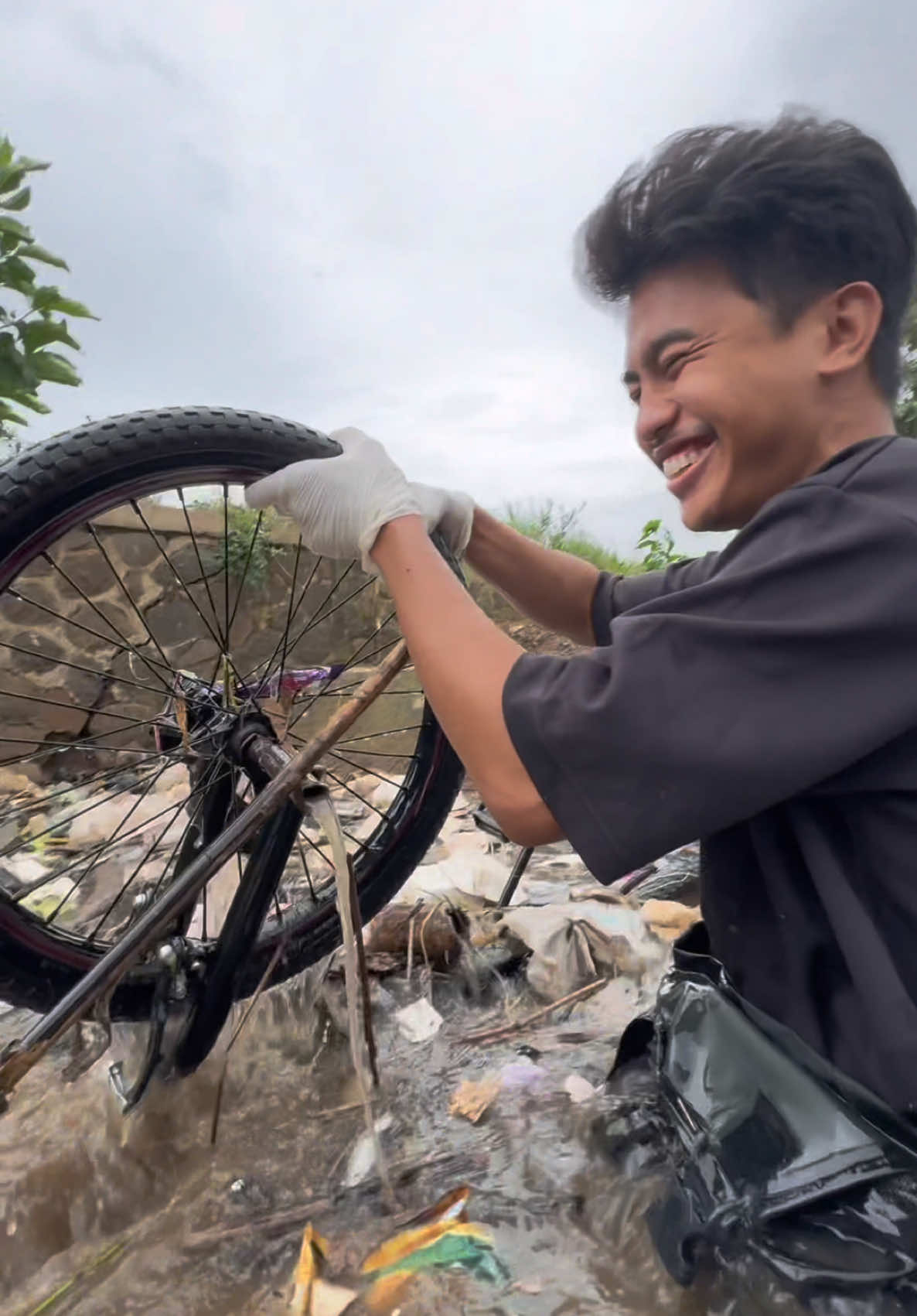 buat kalian semua jaga barang berharga ya, karena saat bersih-bersih kali ini di sungai kita nemuin banyak barang berharga dari jaket, sepatu, bahkan hp. Tapi uniknya hp ini ini kayaknya udah berhari-hari di sungai tapi masih bisa nyala. Kira-kira ada yang tau mungkin ini hp apa?  Tulis di kolom komentar! #pandawara #onedayonetrashbag 