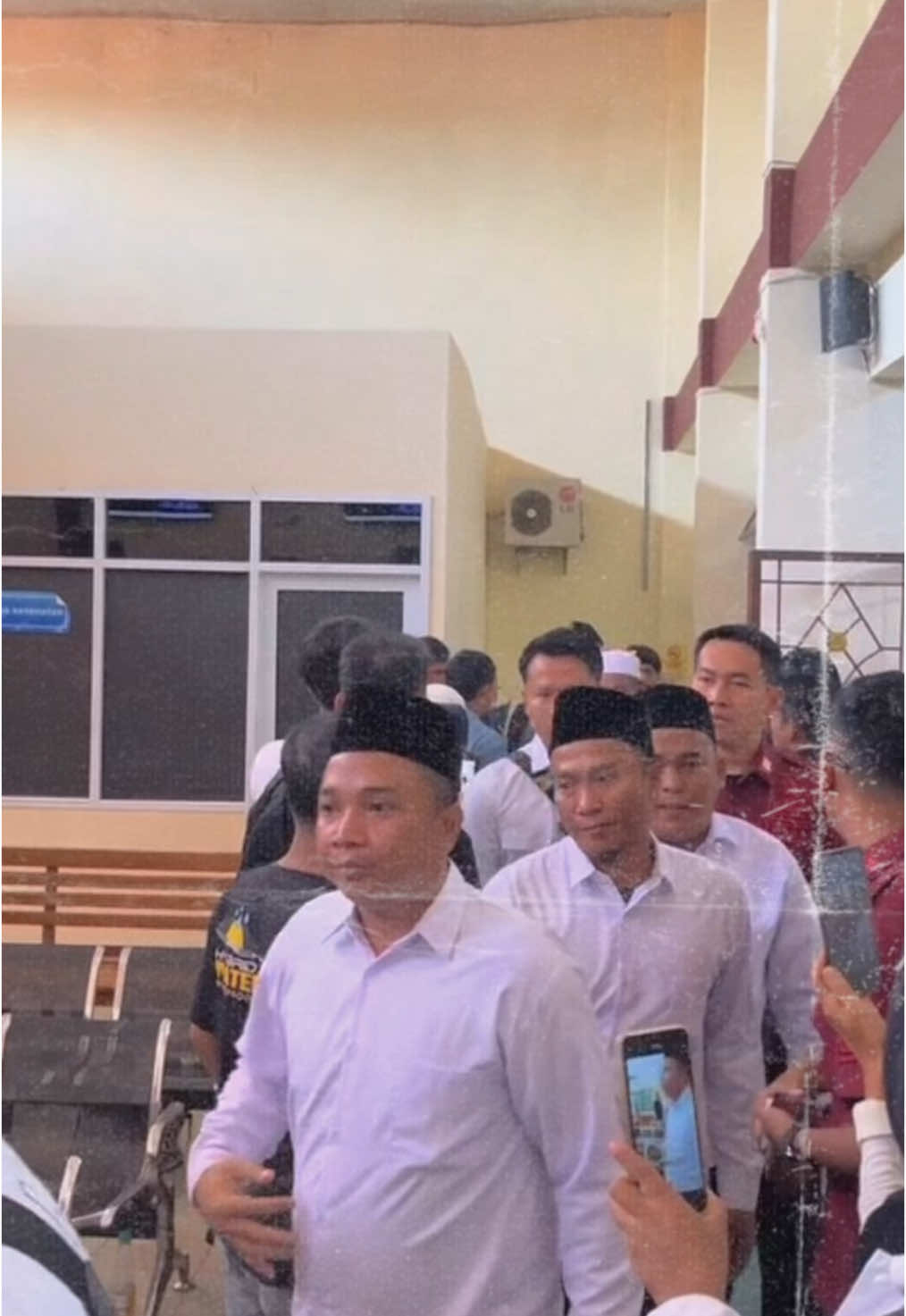 hentikan ratapan dan tangisan🥺 pantang mundur sedikitpun! perjuangan belum selesai. kita semua harus terus suarakan, demi kebenaran dan keadilan. hak dan keadilan mereka sudah dirampas kita tidak boleh gentar melawan siapapun. kita dijalan yg benar, maka wajib kita perjuangkan. 7 TERPIDANA HARUS BEBAS! #bebaskan7terpidana #keadilanharusditegakkan #keadilanharusditegakkan #mahkamahagung #sudirman #7terpidana #ungkapkebenaran #kasusvina #vinacirebon #4u #fypシ゚ #foryoupage #polri #kejaksaan #hakim 