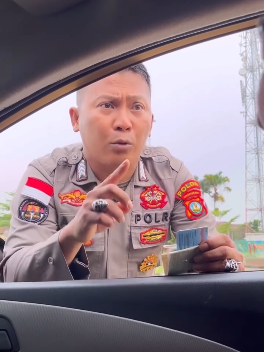 PENGENDARA KENA TILANG @OM ROCKER  #humaspoldakepri #komedibatam #comedyvideo #komedi #polisirockerkomedi #kepri #batam #polisirocker21 #polisirockerviral #polisirockerandfriends #artistiktok #polisirockerusil #polisirockerhumanis #polisirockertiktok 