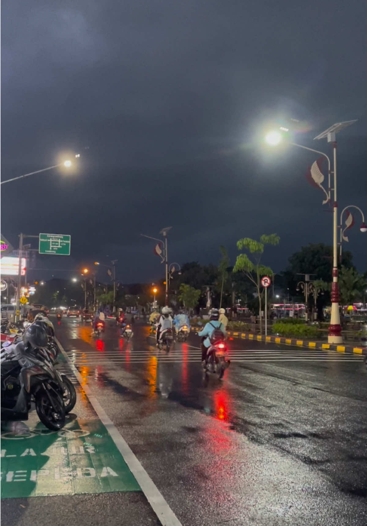 Kebumen mode klebus🌧️  #explorekebumen #kebumen #kebumenpride #fyp #kebumen24jam #kebumeninfo #kebumenberiman #kebumenhits #kebumenstory #kebumenkeren #kebumenngapak #klebus #hujan #hujansore 