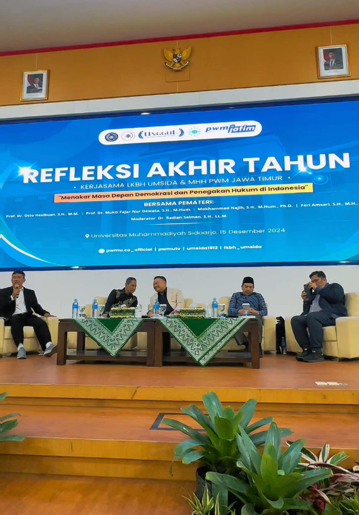 Mengisi penghujung tahun dengan diskusi hangat bersama teman-teman di Universitas Muhammadiyah Sidoarjo kemarin. Membahas tentang masa depan demokrasi dan hukum yang merupakan tugas yang membutuhkan kontribusi kita semua.