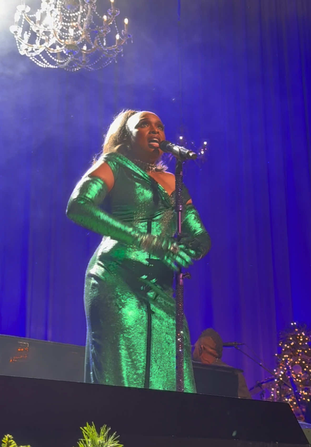 Catch the vocal! My GOD! The Gift of Love Christmas concert (12.13.24) at The Chicago Theatre, #JenniferHudson @Jennifer Hudson left the audience in awe with her breathtaking performance of “Hallelujah.” Her voice soared, making #leonardcohen Cohen’s iconic song feel more powerful than ever. Originally written by Canadian singer Leonard Cohen, #hallelujah didn’t gain much traction at first but found new life with my original favorite version - Jeff Buckley’s #JeffBuckley haunting 1994 rendition, which Rolling Stone later ranked #259 on their “500 Greatest Songs of All Time.” This performance was pure magic - by far my favorite part of the night. Christmas will now be okay for me with my #christmasgifttomyself at the feet of one of my favorites… #TheGiftOfLove #AnthonyAntoine #chicagotheatre #ConcertFreak #TeamJHUD 4 Life! #AmericanIdol #travelforaconcert #chicago #chicagotiktok