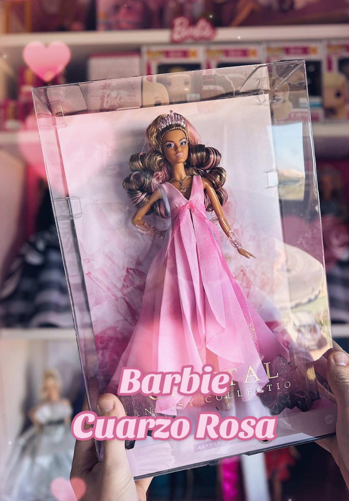 Descubre la Barbie Crystal: ¡El toque rosa que brilla con energía positiva! 💖✨ #viralvideo #foryou #foryoupage #fypシ #viral #collector #unboxing #Love #dollcollectors #dollcollectorsoftiktok #doll #barbie #barbiegirl #barbiedoll #barbiecollection #barbiecollector #barbiestyle #barbieholiday #holiday #barbiecrystal @barbie @mattel @MattelCreations 