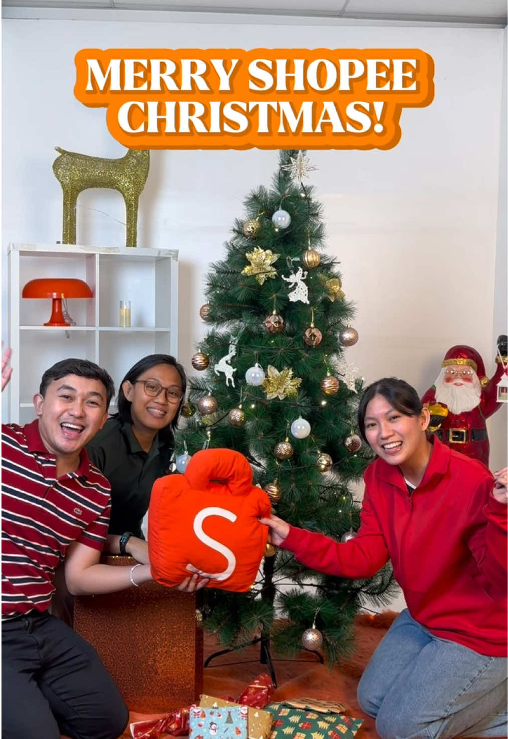 Watch as how your Besties build their own Shopee Christmas Tree 🎄 Tapos mag-checkout na agad ng Christmas decors to have a Merry Shopee Christmas ✨🧡  #ShopeeOfficeSerye #ShopeePH