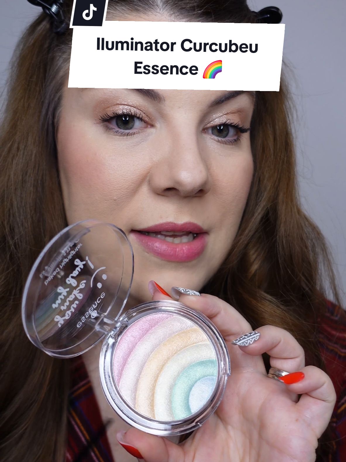 Iluminator Curcubeu Essence 🌈 - You Make My Day! Cred că este cel mai frumos iluminator pe care l-am descoperit în ultima perioadă ❤️ #makeup #essencecosmetics #highlighter #fyp 