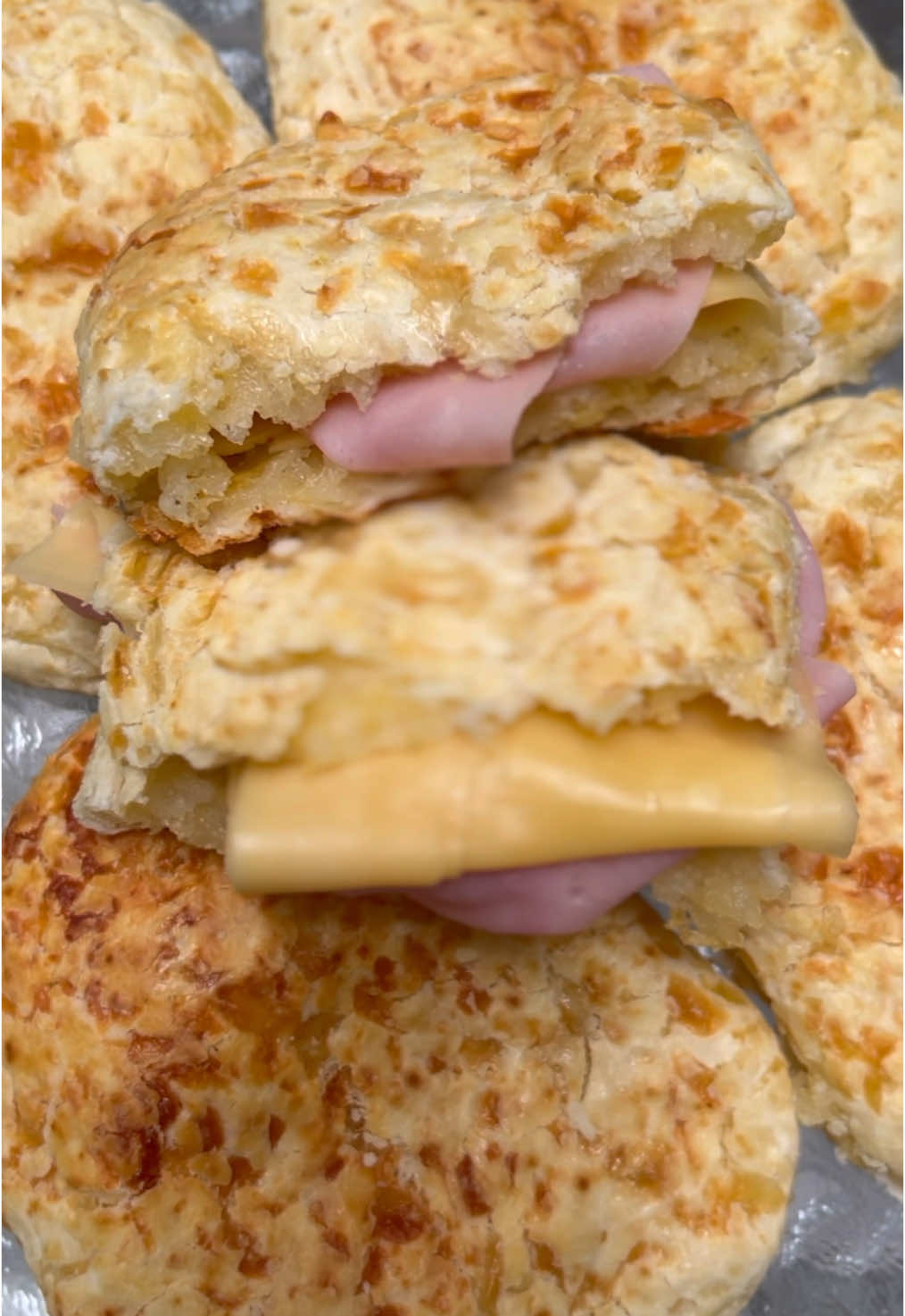 RECETA SANDWICH DE CHIPA🧀  Porque si los chipa ya son ricos… imagínatelos con jamón y queso 🤤 Receta que vas a amar! 🫶🏻 Ingredientes: - Queso Tybo @vacalin 200 grs.  - Queso Sardo @vacalin , 200 grs.  - Fécula de mandioca, 500 grs.  - Polvo para hornear, 3cdtas.  - Sal a gusto.  - Huevos, 2 unidades - Aceite, 40cc (del que tengas en casa) -  Leche, 1 vaso  Procedimiento: Comenzamos rallando y picando nuestro queso, como más te guste! Yo elegí rallar grande uno y picar otro… para que se sienta y vea el 🧀. Incorporamos los quesos junto a la fécula, sal, polvo, aceite y huevos. Unimos con espátula o cuchara. Agregamos la leche y terminamos de unir con la mano. No es necesario amasar mucho simplemente unificar bien toda la masa!  Luego, con la mano formamos los pancitos! Yo hice 8 súper abundantes, o podes hacer 16 tamaño de chip! Llevamos a un horno precalentado a 180• por aproximadamente 15 minutos!  Sacamos de horno y rellenamos. Listo! ✅ A disfrutar! Espero que la pongan en práctica y nos cuenten qué les pareció! Estoy segura que la van a amar! En casa lo devoramos 🤣