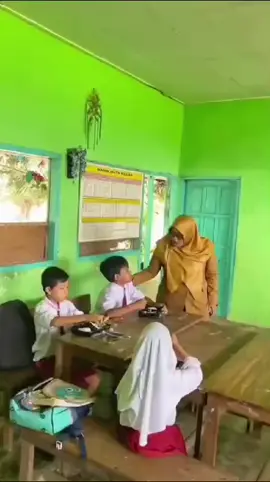 Pemerintahan Presiden Prabowo mencanangkan program Makan Bergizi Gratis untuk meningkatkan gizi anak Indonesia. #makanbergizigratis #makansianggratis #IndonesiaEmas2045