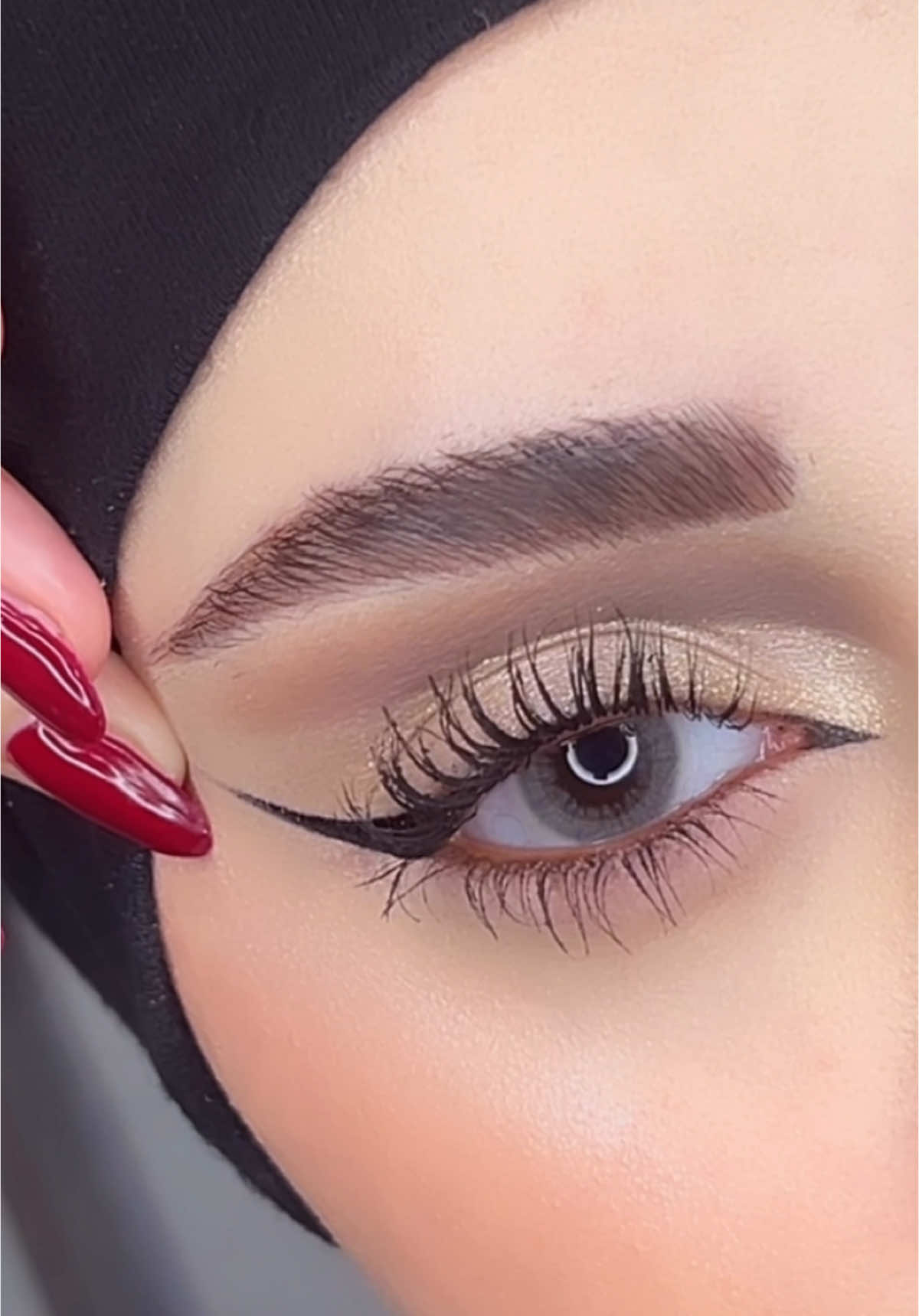 طريقة سهله وسريعه بنات جربوهاا 🖤 #ميكب #ميكب_تتوريال #الامارات #ميكب_خفيف 