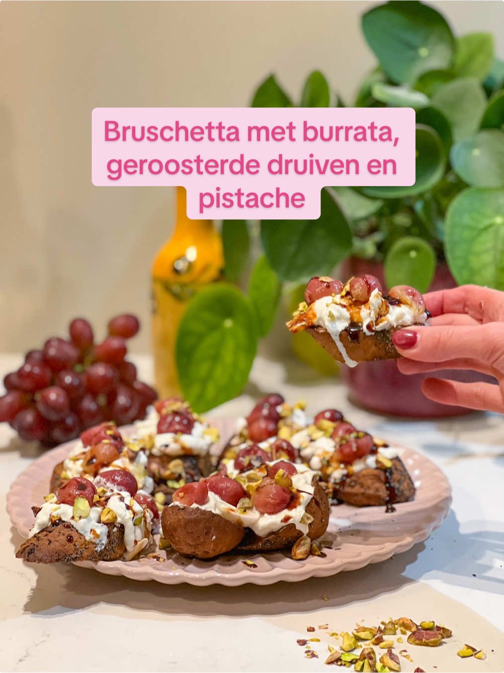 Bruschetta met burrata en druiven 🥖🍇 Dit is het makkelijkste voorgerecht voor kerst ever, dus maak het jezelf makkelijk en kies hiervoor!  Het is echt binnen een kwartier klaar en het heeft minimale voorbereiding nodig 🙌🏼 Dit heb je nodig:  - tros druiven  - 1 stokbrood - 2 bollen burrata  - Snuf peper  - Snuf zeezout  - 1el olijfolie  - Handje gehakte pistache noten  - Balsamico crème  Dit moet je doen: 1. Verwarm de oven op 210 graden  2. Snijd het stokbrood in stukken en leg dit op een bakplaat  3. Besprenkel met de olijfolie, peper en zout  4. Doe de druiven in een oven schaaltje en besprenkel ook met een beetje olijfolie  5. Zet samen in de oven voor 15 minuten  6. Beleg de stukjes stokbrood met burrata, de druiven, balsamico crème en de pistache noten en serveer  #kerstrecept #kerst #voorgerecht #recept #burrata #borrel #borrelhap #glutenvrij #pistache #Recipe #glutenfree #celiac #coeliakie #food #Foodie #foodblog #foodblogger #besttimeoftheyear #christmas #bruschetta #kaas #cheese #lekker #makkelijkrecept #makkelijkerecepten 