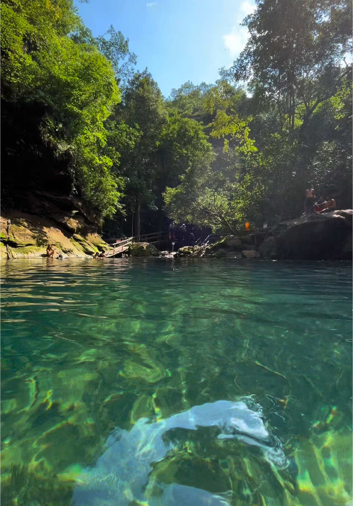 Onde a água encontra o céu! Venha conhecer o Poço Azul!💙🤩 #pocoazul #riachão #chapadadasmesas #maranhão 