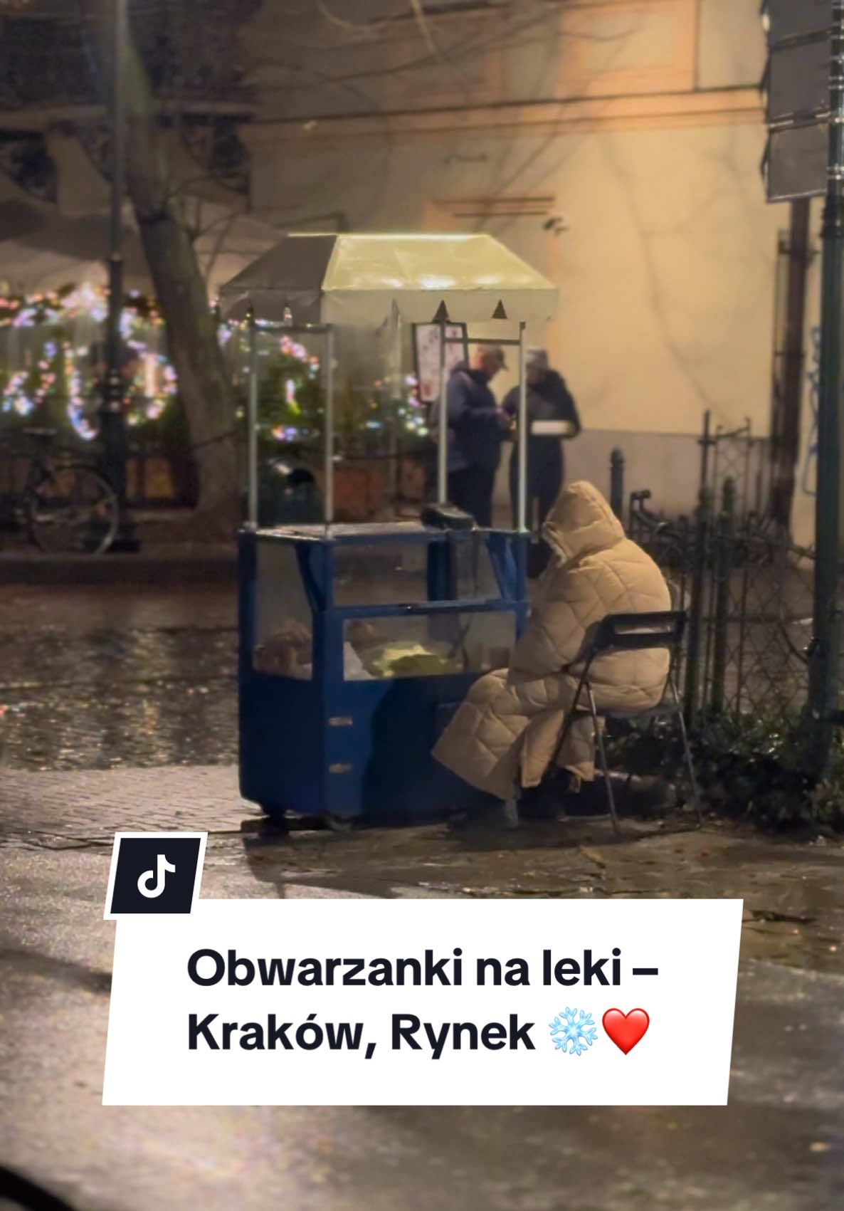 #kraków #pomoc #pomóż #rynek #obwarzanki #dc #dlaciebie #viral_video #viralvideos #staruszka #zbiera #leki #studenci #gwizdy #fyp #jarmarkbozonarodzeniowy #śląsk #agh #stoisko #pomagamy 