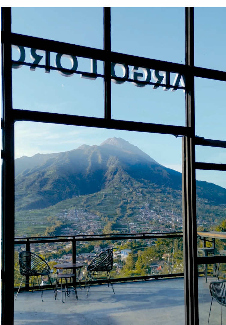 ⛰ Coffee Between The Mountains 🏔 @argoloro_kopi . . #dolankemari #boyolaliinfo #wisataboyolali #exploreselo #pesonajogja #exploredolan #magelangexplore #kulinerboyolali #solotraveller #jogjaku #exploreklaten #wargagunung #argolorokopi #jelajahmagelang #salatigaexplore #wisatajateng #jogjajateng #jelajahsemarang #jajanboyolali #semaranghitshitz #wisatasemarang #exploregunung #jejakmendaki #dolansemarang #coffeeshopindonesia #ayodolan #exploresemarang 