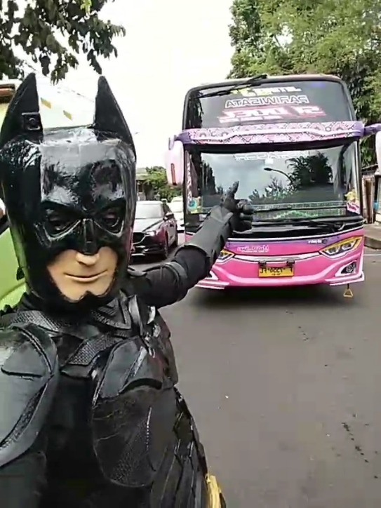 batman minta telolet #bogor #basuri #bistelolet #bisbasuri #telolet 